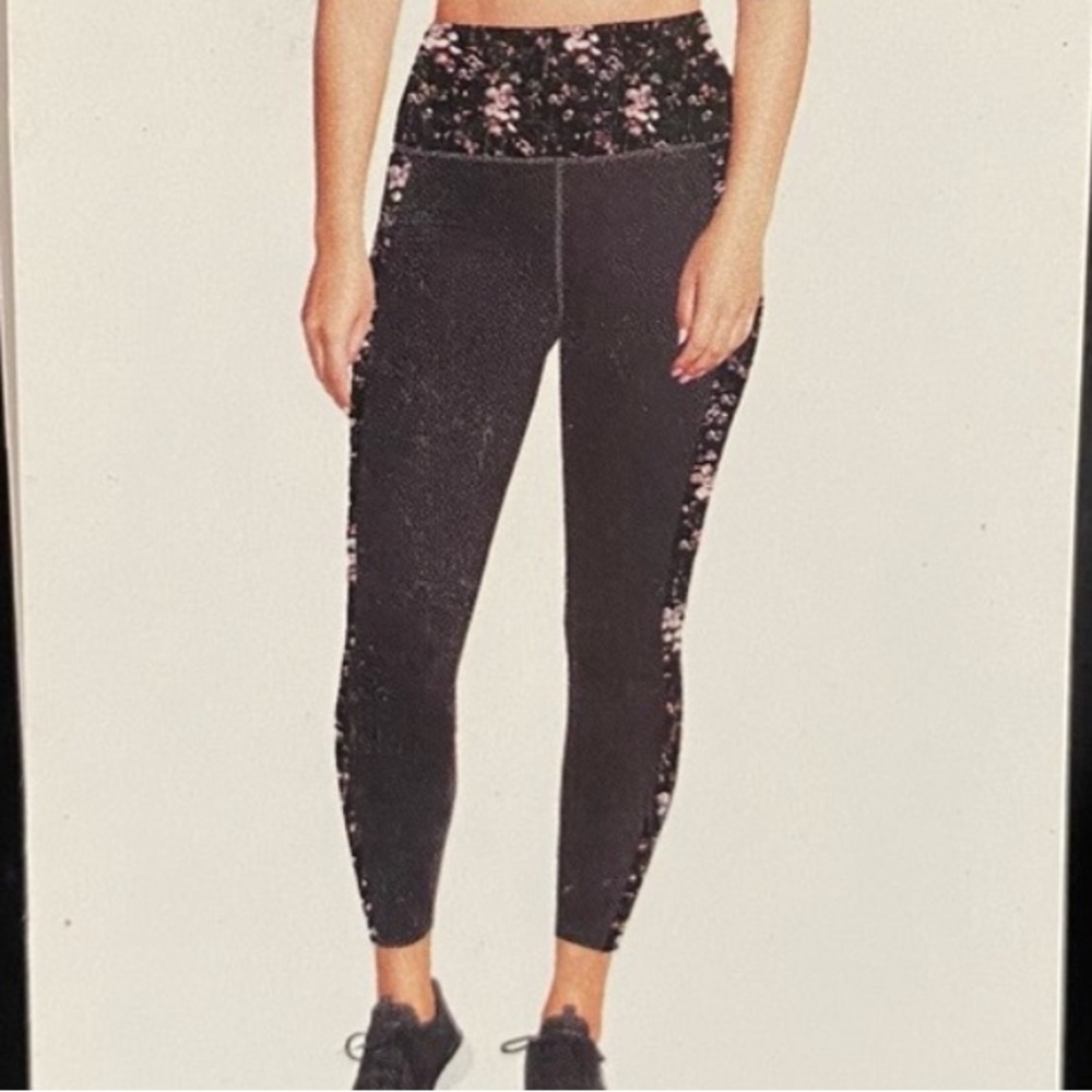 ! Skechers black and floral leggings with side pockets.